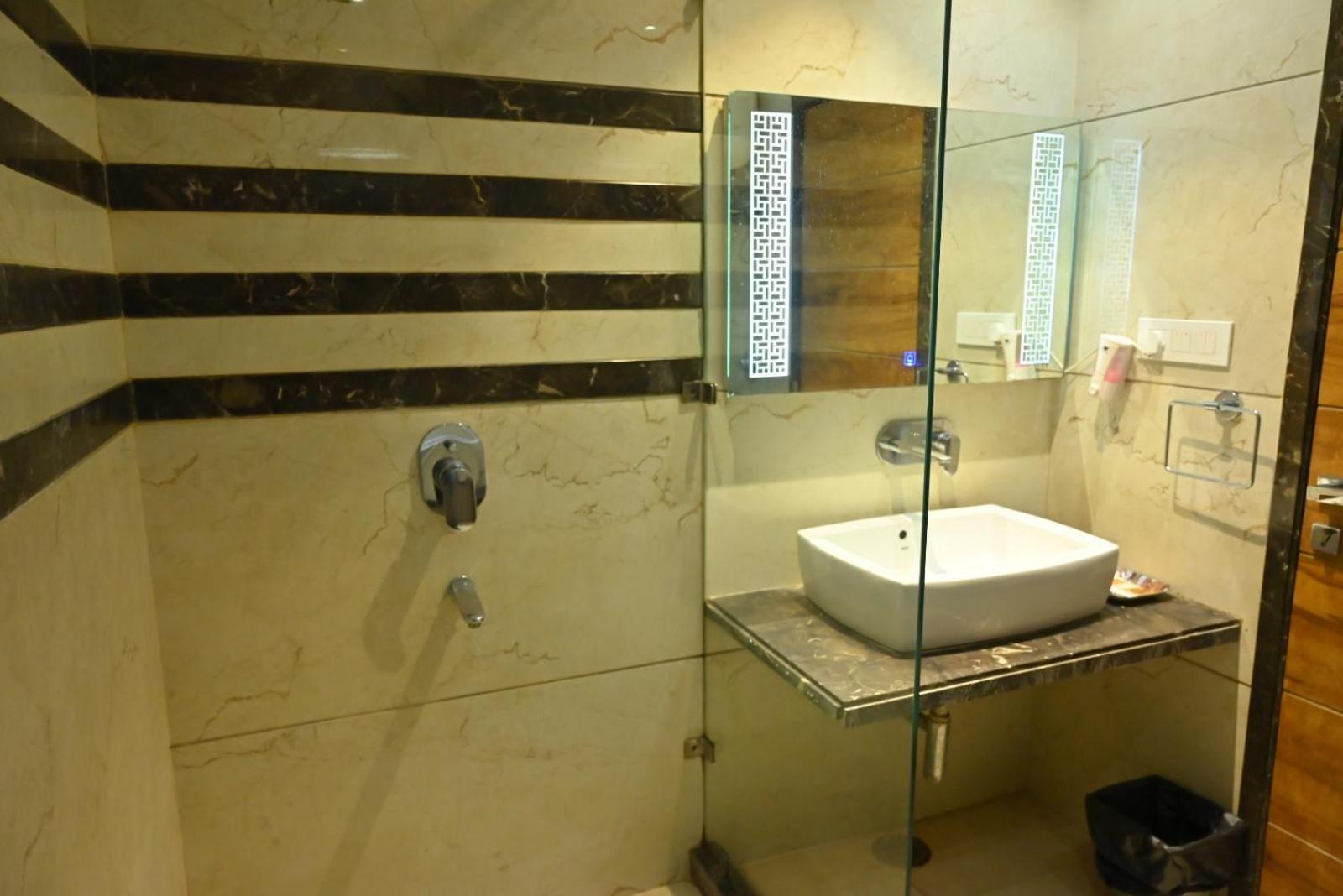 Hotel K D Palace كانبور المظهر الخارجي الصورة